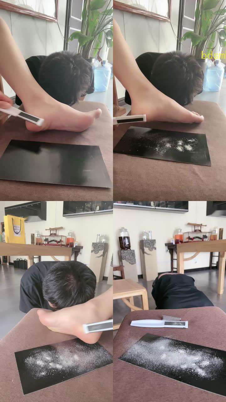 【沅芷大人】刮脚皮让贱狗吃掉