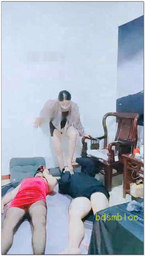【馨然s】跳舞后大晚上两条家奴伺候我