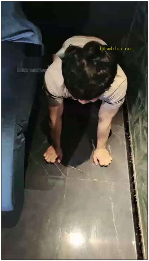 【德意户外男神】K歌沐足极品素人狠中之狠全程露脸暴打，暴力踢档