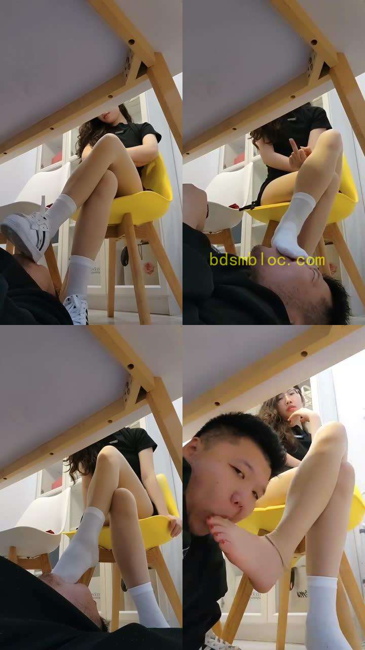 【嘉妮】桌下视角-贝壳头白袜肉丝脚踩地毯