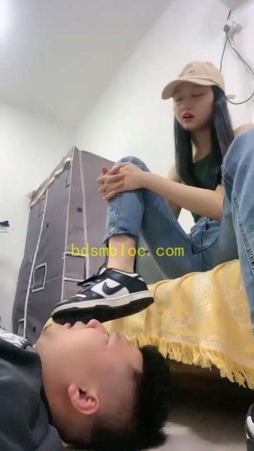 【艾莉】快递小哥变成舔脚的狗