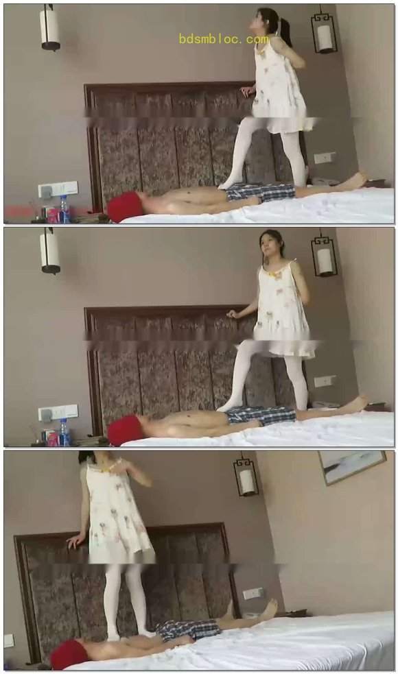 【御小主】白丝全体重踩下体跳踩身体！