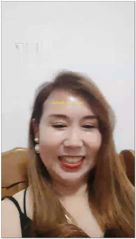 【青蛙哥】熟女妈妈强灌圣水。鞭打踩踏。喝进去还要再踩吐