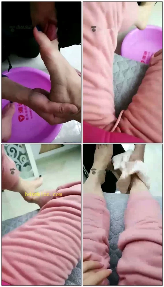 【纯钧女王】内裤套头上狗嘴伺候洗脚