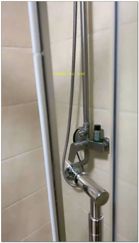 【鑫儿教头】踩躏双家奴，清理鞋靴子，踩踏，喂圣水十几杯虐乳虐下体
